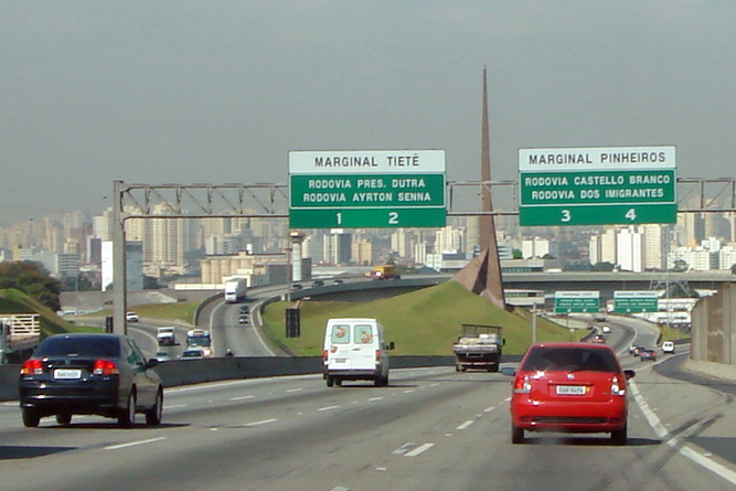 Rodovia dos Bandeirantes rumo ao interior paulista