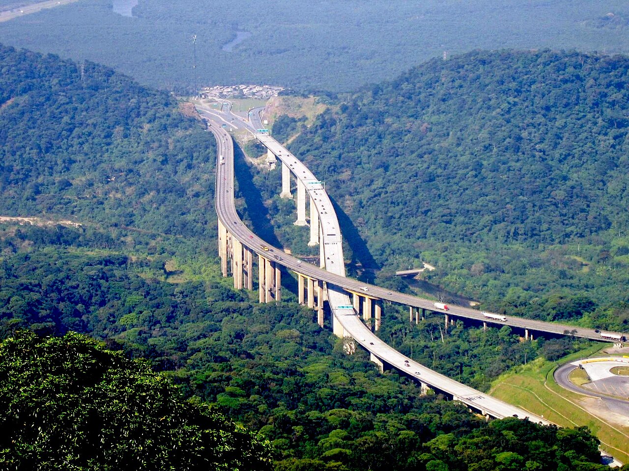 Rodovia dos Imigrantes descendo a Serra do Mar rumo à Baixada Santista